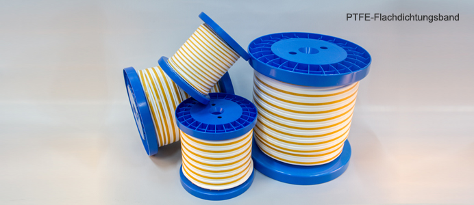Spulen mit weißem, einseitig selbstklebendem PTFE-Flachdichtungsband auf blauen Kunststoffspulen